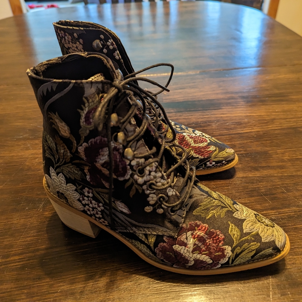 Embroidered Black Boots -Spring Flowers - sz 8
